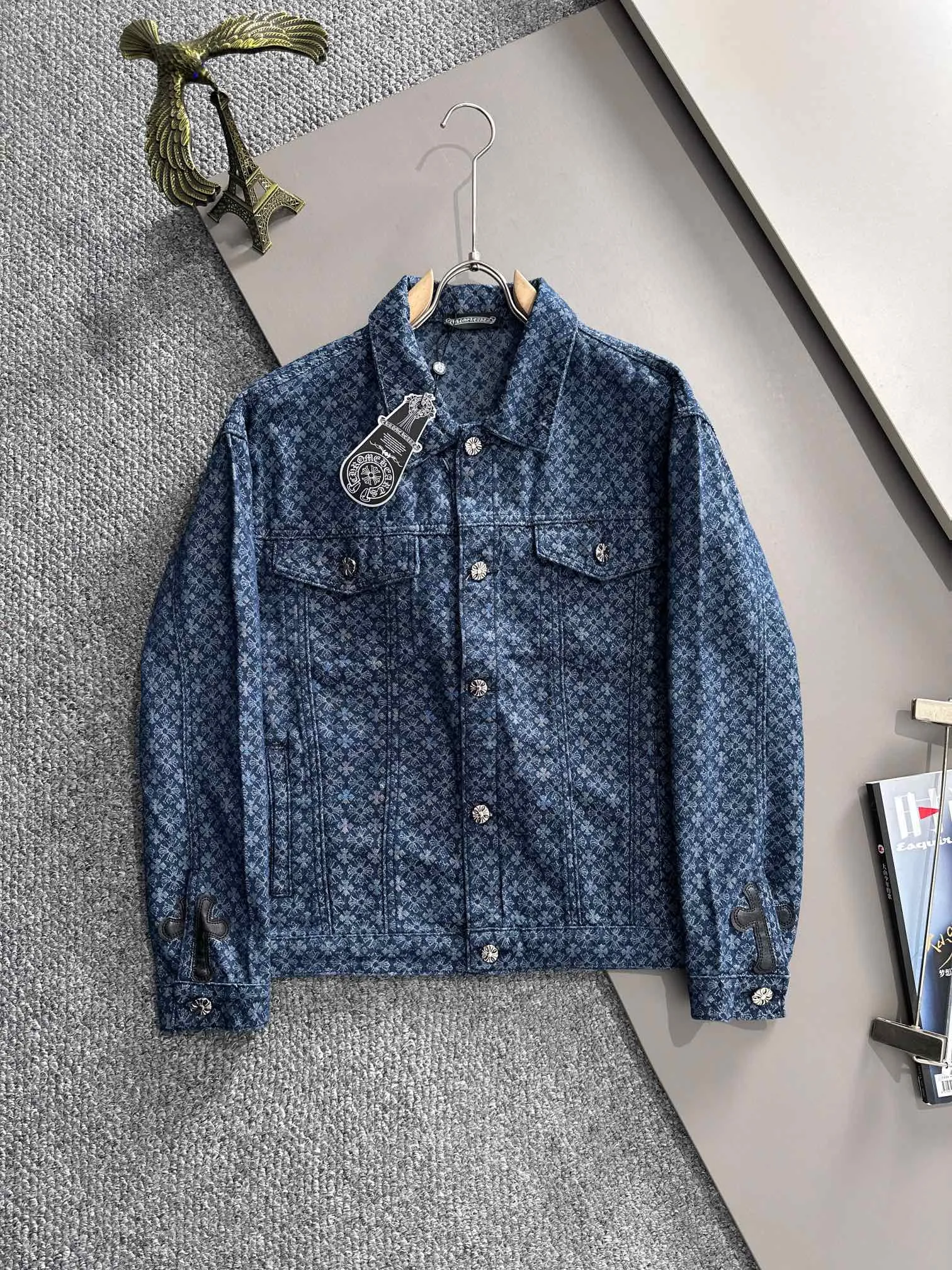 🅿️380 Kroxin 2025 catwalk style high-end customized jacquard denim jacket, the texture is first-class, the fabric is made of original jacquard material, brand LOGO engraved, the classic lapel denim jacket is simple and fashionable, low-key luxury, deeply sought after by big stars and Internet celebrities, one of the must-have items for fashionistas! Size: M-2XL